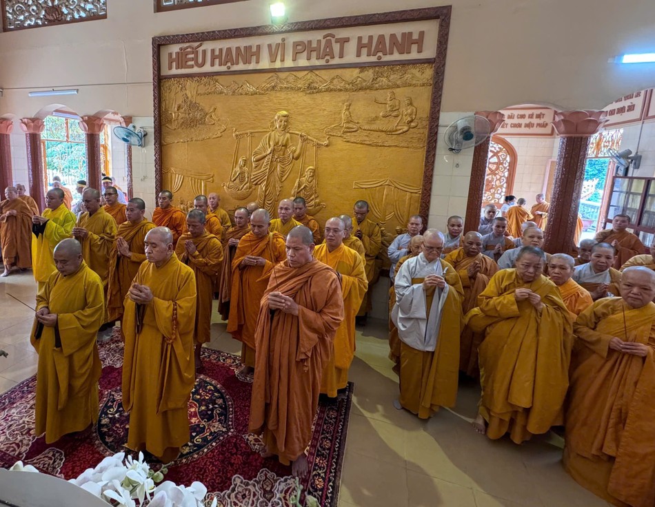 Chư tôn đức thắp hương tưởng niệm