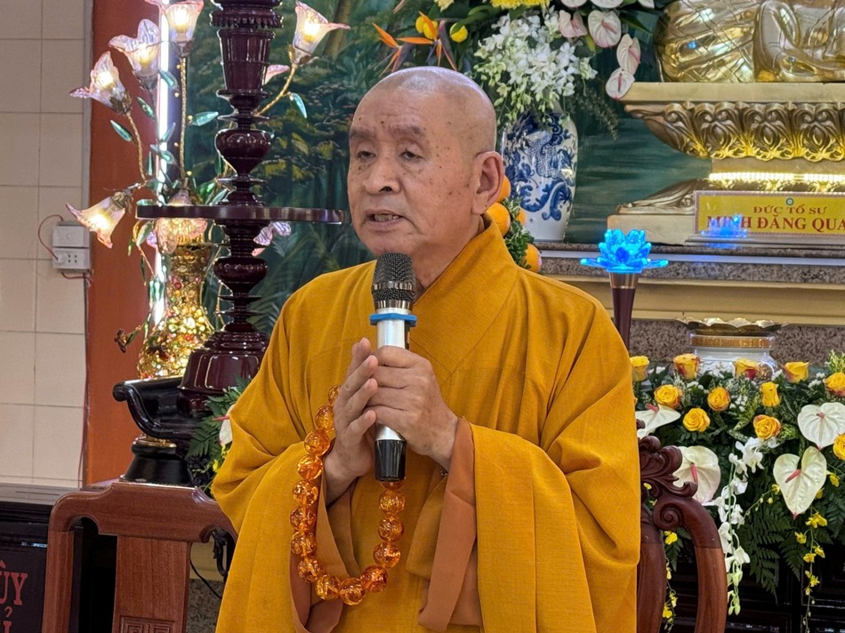 Hòa thượng Thích Thanh Sơn ban đạo từ