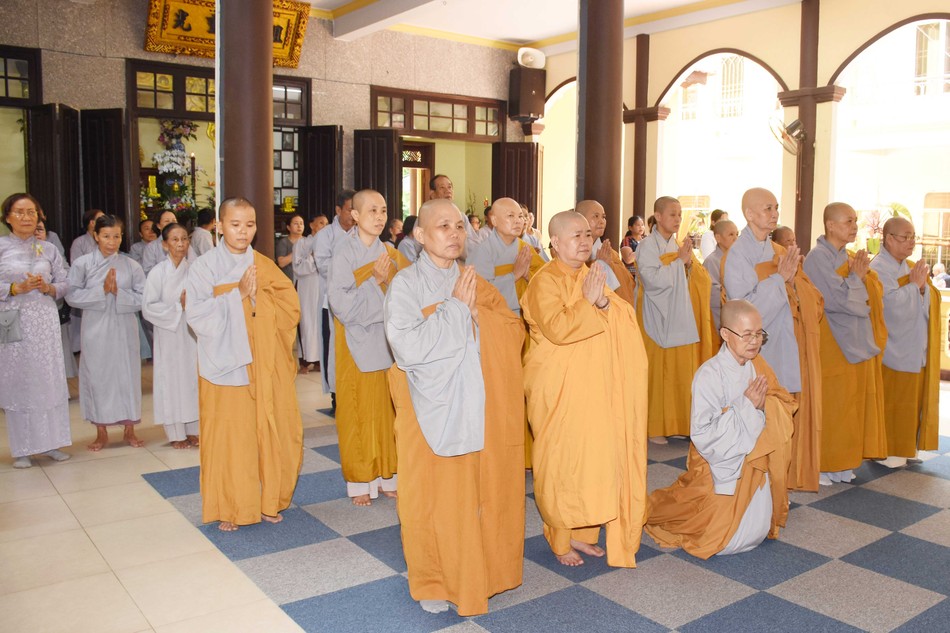 Chư Ni tham dự lễ