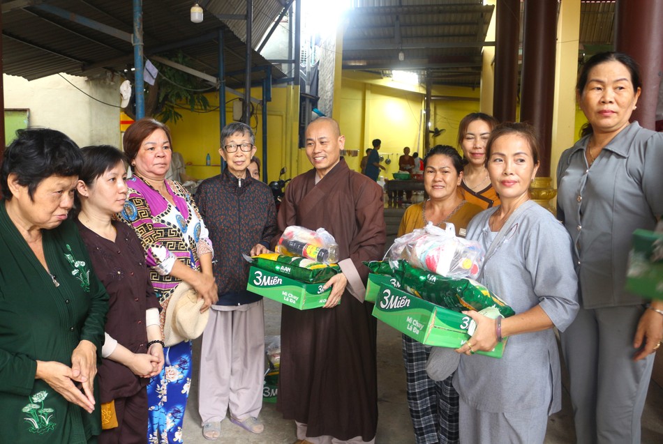 Chùa Đông Phước trao 100 phần quà đến bà con nghèo