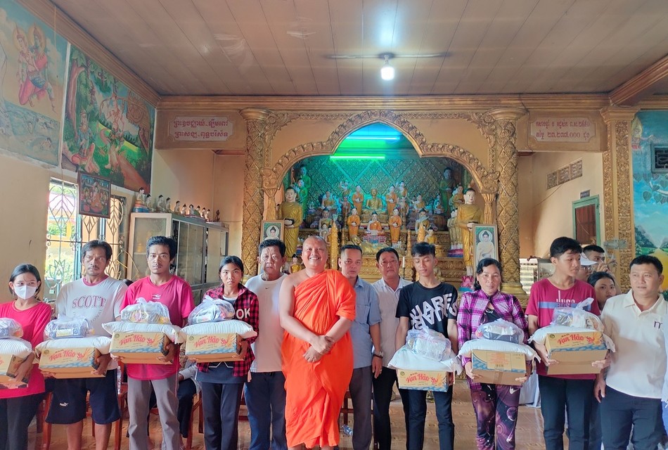 Đại đức Thạch Sa Thanh, trụ trì chùa Prơm trao quà đến bà con khó khăn