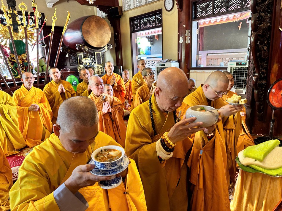 Môn hạ đệ tử dâng phạn thực cúng dường Môn hạ đệ tử dâng phạn thực cúng dường