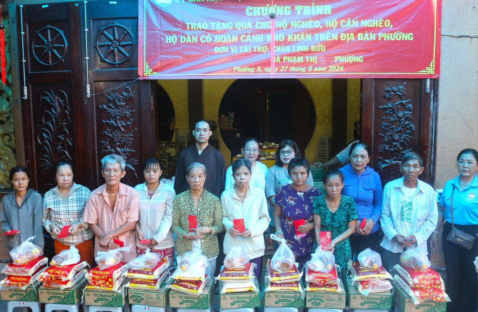 100 phần quà được chùa Linh Bửu trao đến các hộ dân khó khăn 100 phần quà được chùa Linh Bửu trao đến các hộ dân khó khăn