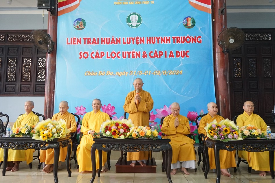 Hòa thượng Thích Từ Nghiêm ban đạo từ Hòa thượng Thích Từ Nghiêm ban đạo từ