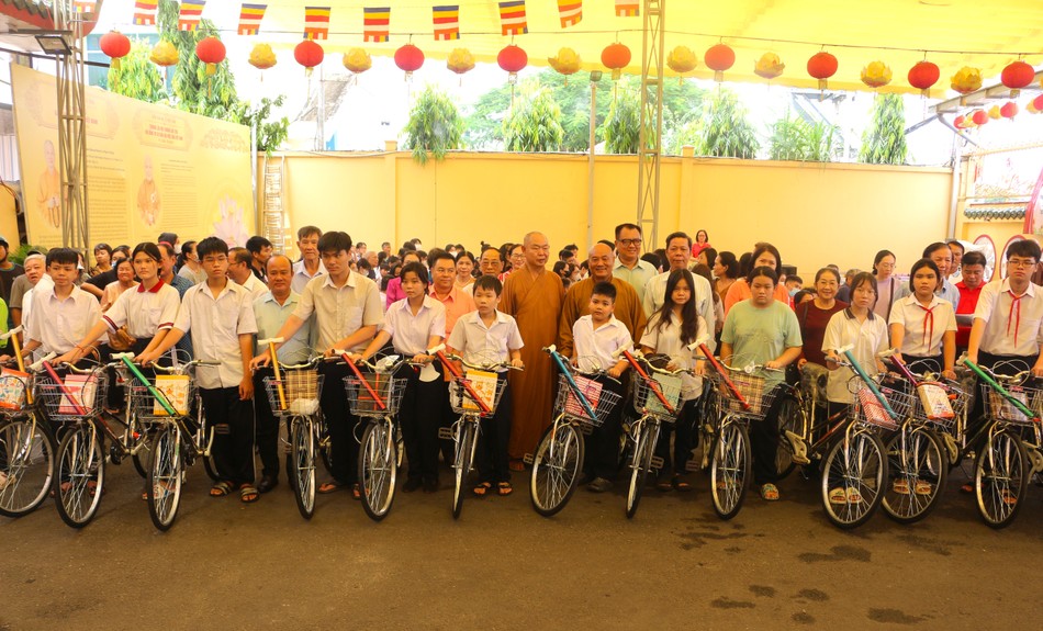 Tặng 32 chiếc xe đạp cho các em học sinh đến trường Tặng 32 chiếc xe đạp cho các em học sinh đến trường