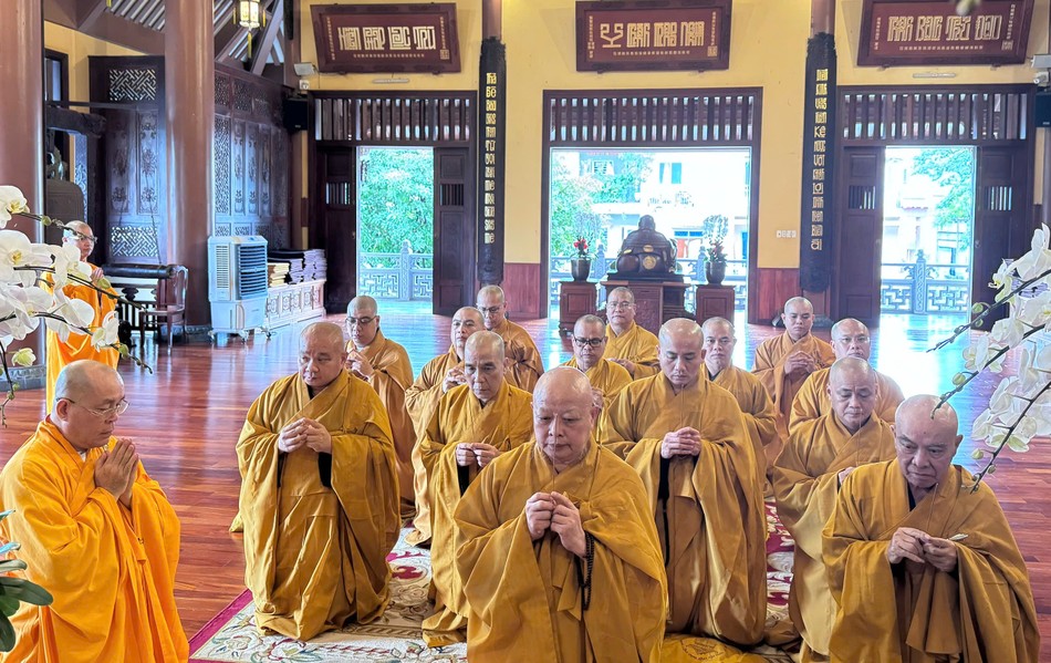 Hòa thượng Thích Lệ Trang cùng chư tôn đức Ban Thường trực Ban Trị sự GHPGVN TP.HCM dâng hương tưởng niệm Hòa thượng Thích Lệ Trang cùng chư tôn đức Ban Thường trực Ban Trị sự GHPGVN TP.HCM dâng hương tưởng niệm