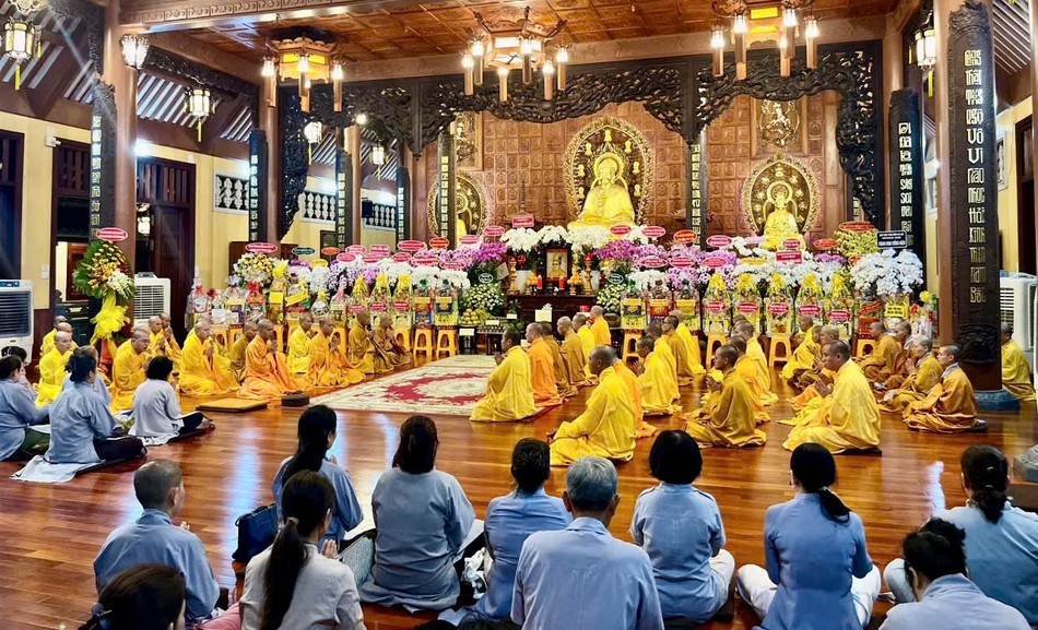 Môn nhơn pháp quyến tưởng niệm cố Hòa thượng Thích Nhật Lệ vào tối ngày 30-7-Giáp Thìn Môn nhơn pháp quyến tưởng niệm cố Hòa thượng Thích Nhật Lệ vào tối ngày 30-7-Giáp Thìn