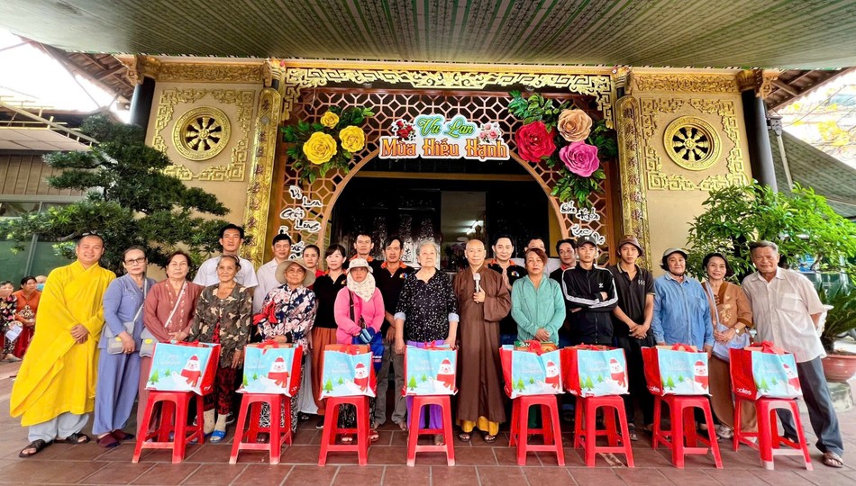 Chùa Thiên Trì trao quà đến bà con có hoàn cảnh khó khăn tại địa phương Chùa Thiên Trì trao quà đến bà con có hoàn cảnh khó khăn tại địa phương