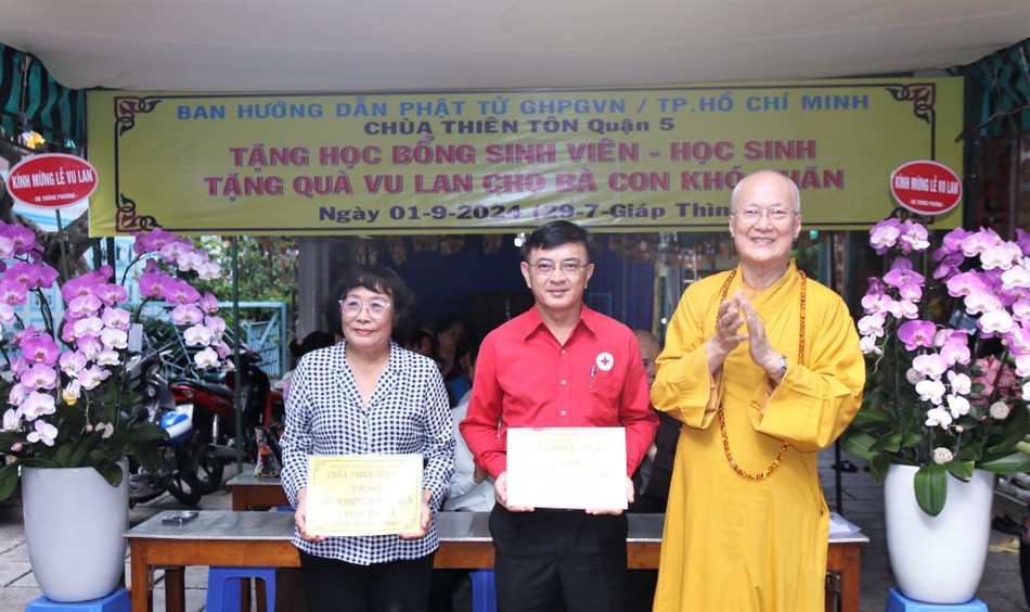 Hòa thượng Thích Chơn Không trao bảng biểu trưng số tiền hỗ trợ Hội Khuyến học và Hội Chữ thập đỏ Q.5 Hòa thượng Thích Chơn Không trao bảng biểu trưng số tiền hỗ trợ Hội Khuyến học và Hội Chữ thập đỏ Q.5