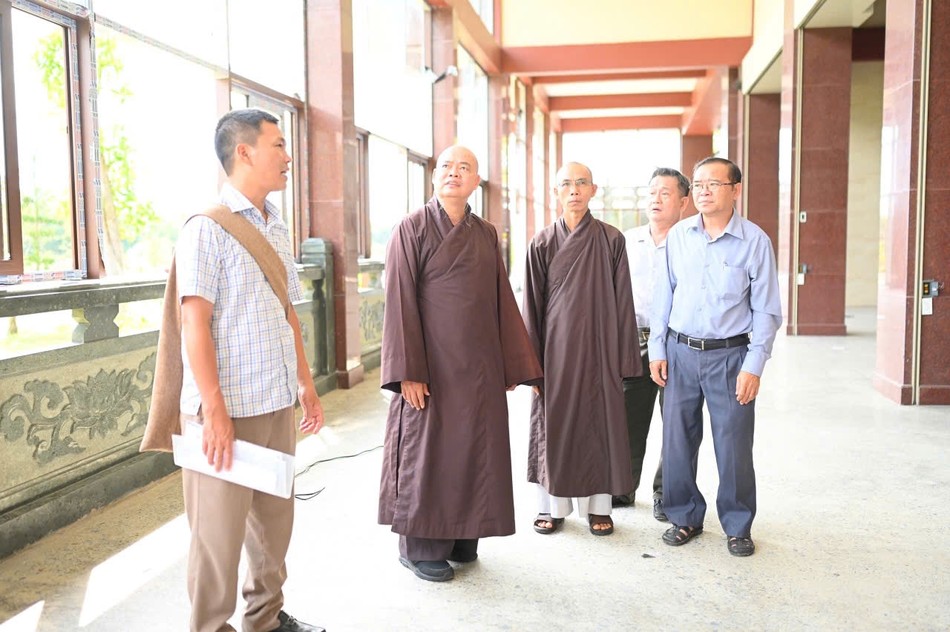 Chư tôn đức hướng dẫn phái đoàn khảo sát các địa điểm Chư tôn đức hướng dẫn phái đoàn khảo sát các địa điểm