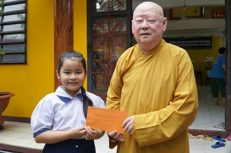 Hòa thượng Thích Duy Trấn, Chủ nhiệm Câu lạc bộ Hành Trình Xanh trao học bổng cho từng em học sinh Hòa thượng Thích Duy Trấn, Chủ nhiệm Câu lạc bộ Hành Trình Xanh trao học bổng cho từng em học sinh