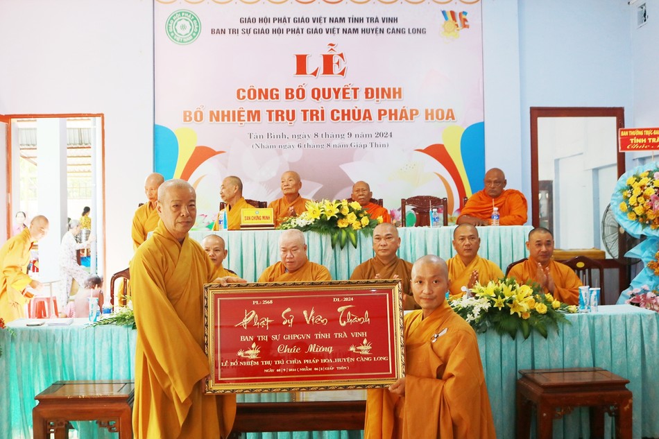 Hòa thượng Thích Trí Minh tặng khánh vàng chúc mừng Đại đức tân trụ trì chùa Pháp Hoa Hòa thượng Thích Trí Minh tặng khánh vàng chúc mừng Đại đức tân trụ trì chùa Pháp Hoa