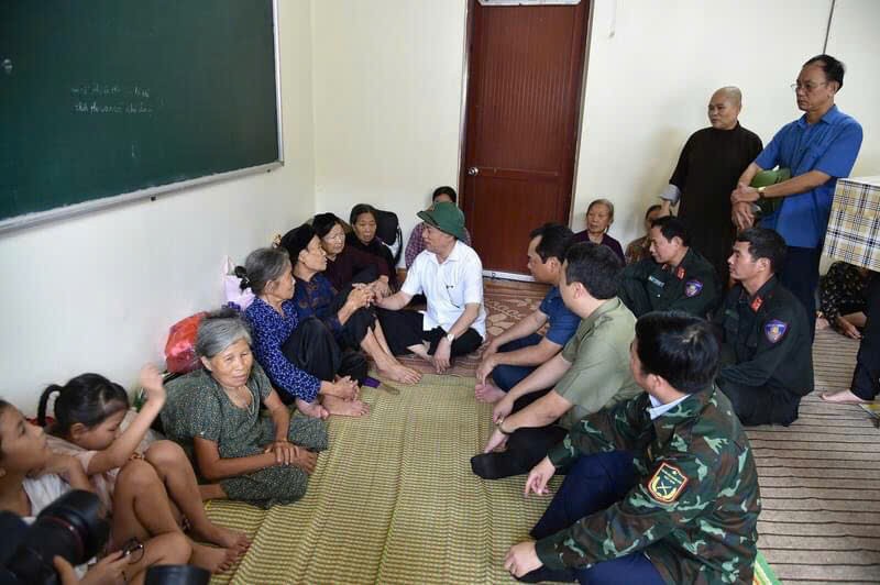 Phó Thủ tướng Hồ Đức Phớc thăm hỏi người dân đang sơ tán tại chùa Tây Phúc do mưa lũ ở Thái Nguyên - Ảnh: VGP Phó Thủ tướng Hồ Đức Phớc thăm hỏi người dân đang sơ tán tại chùa Tây Phúc do mưa lũ ở Thái Nguyên - Ảnh: VGP