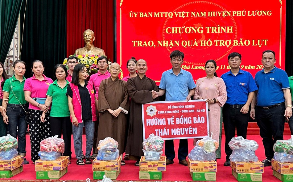 Trao quà đến đại diện Ủy ban MTTQVN H.Phú Lương, Thái Nguyên Trao quà đến đại diện Ủy ban MTTQVN H.Phú Lương, Thái Nguyên