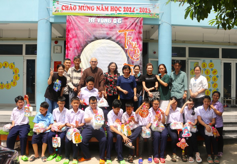 Chụp hình lưu niệm cùng thầy cô giáo và các em học sinh khuyết tật Trường Hy Vọng Q.6 Chụp hình lưu niệm cùng thầy cô giáo và các em học sinh khuyết tật Trường Hy Vọng Q.6