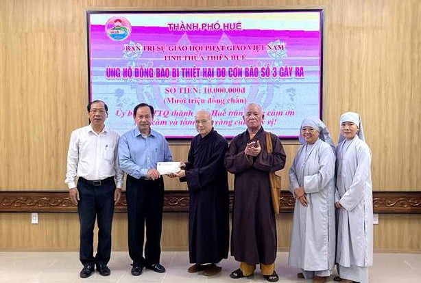 Trao tịnh tài đến đại diện Ủy ban MTTQVN TP.Huế Trao tịnh tài đến đại diện Ủy ban MTTQVN TP.Huế