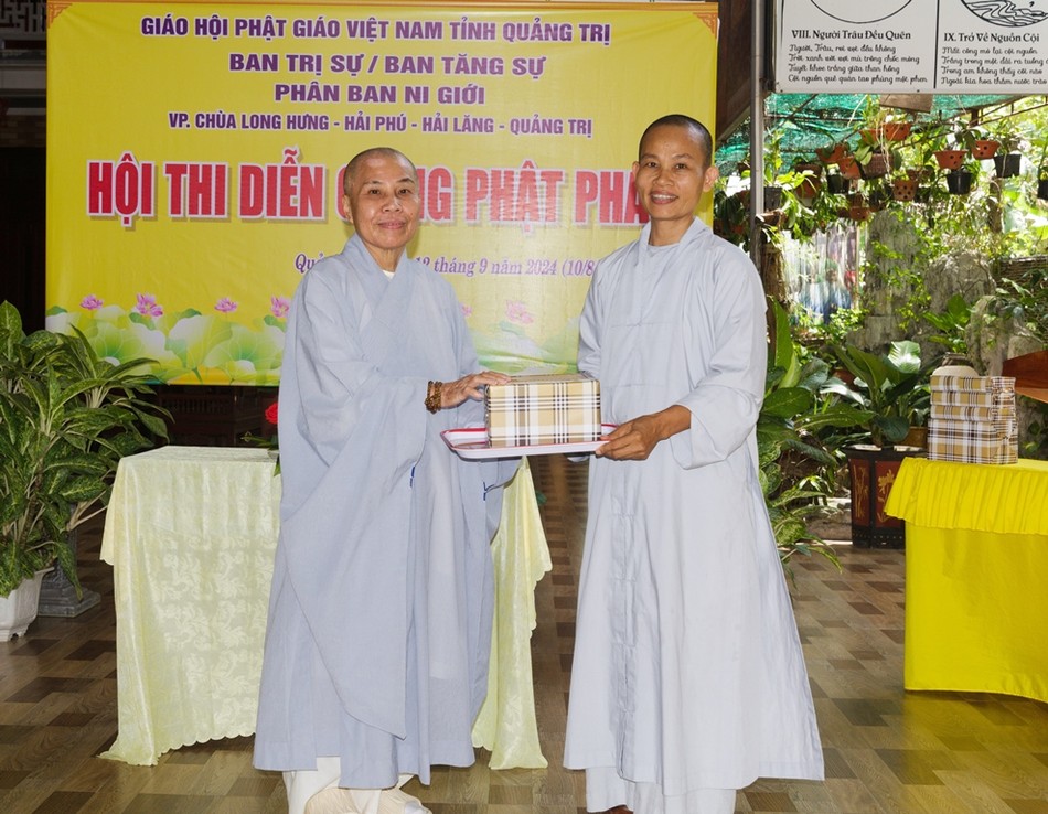 Ni trưởng Thích nữ Thông Mẫn trao giải nhì đến Sư cô Thích nữ Hạnh Quang