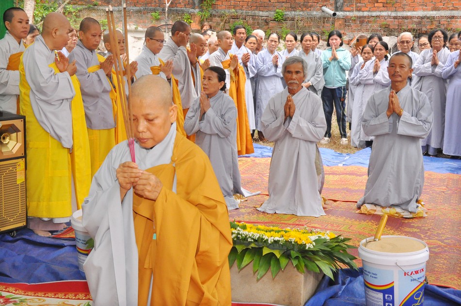 Sư cô Thích nữ Diệu Huấn, trụ trì chùa Bình Khương niêm hương cầu nguyện