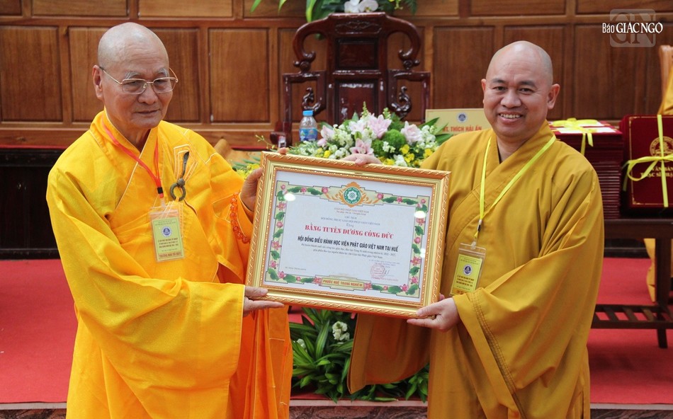 Thượng tọa Thích Đức Thiện trao Bằng tuyên dương công đức đến Học viện Phật giáo VN tại Huế Thượng tọa Thích Đức Thiện trao Bằng tuyên dương công đức đến Học viện Phật giáo VN tại Huế