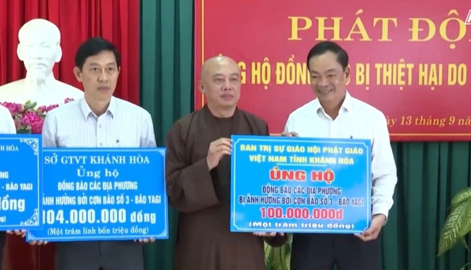 Thượng tọa Thích Thiện Phước trao bảng tượng trưng số tiền 100 triệu đồng do Ban Trị sự GHPGVN tỉnh Khánh Hòa ủng hộ