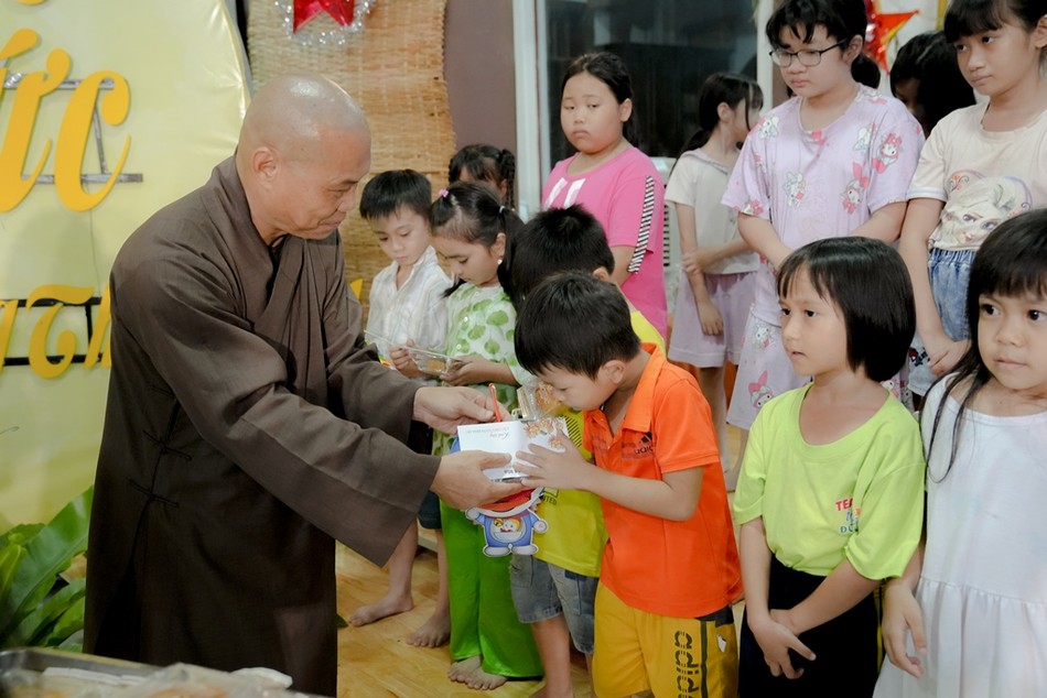 Thượng tọa Thích Trí Chơn trao quà đến các em Thượng tọa Thích Trí Chơn trao quà đến các em