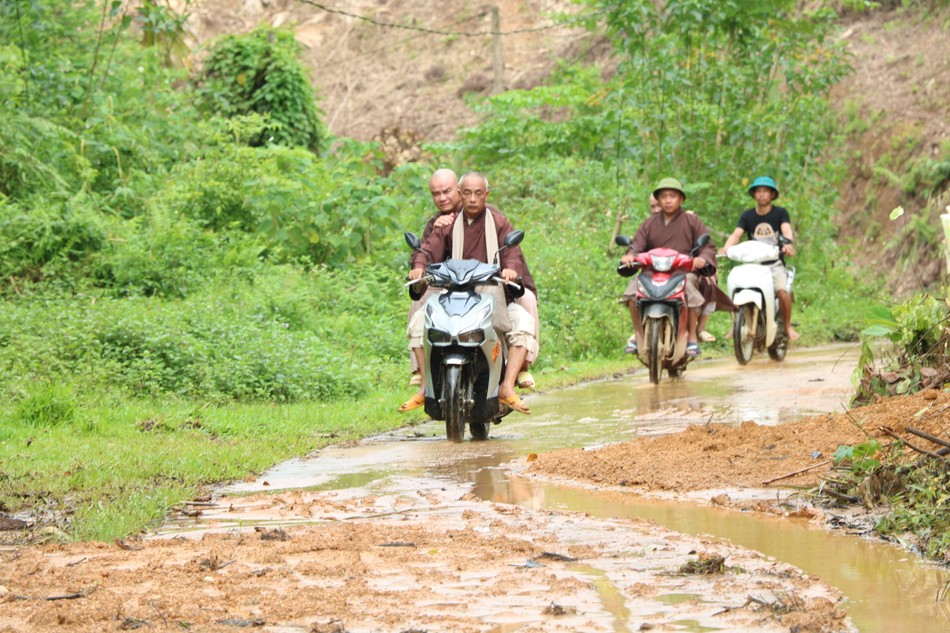 Đoàn phải di chuyển bằng xe máy qua những đoạn đường khó khăn, nguy hiểm để đến thăm 2 hộ gia đình bị thiệt hại nặng nề trong bão số 3 vừa qua