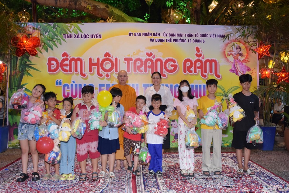 Em vui nhận quà Em vui nhận quà