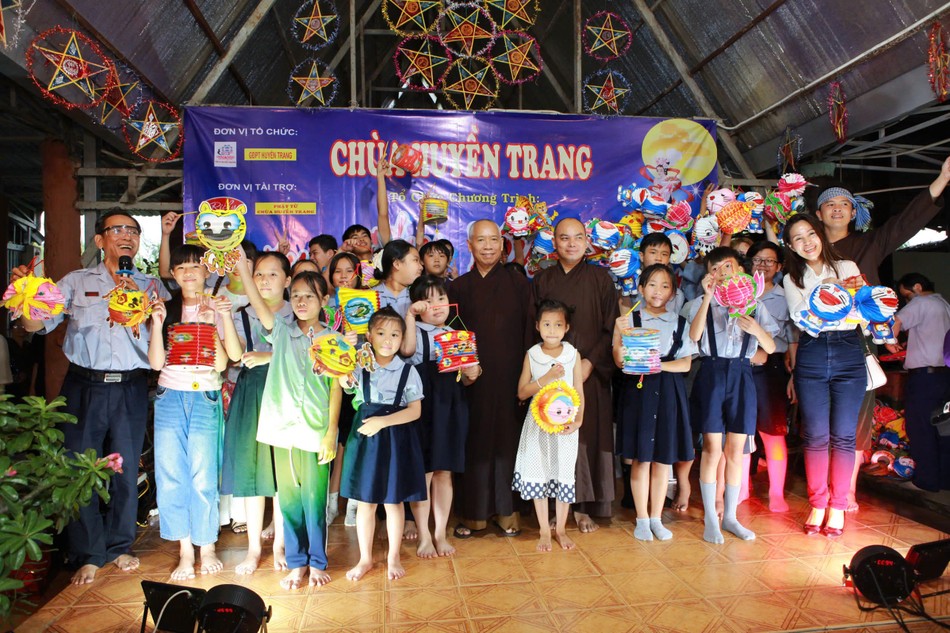 Hòa thượng Thích Huệ Minh, Đại đức Thích Giác Tiến trao quà đến các em tham dự chương trình Hòa thượng Thích Huệ Minh, Đại đức Thích Giác Tiến trao quà đến các em tham dự chương trình