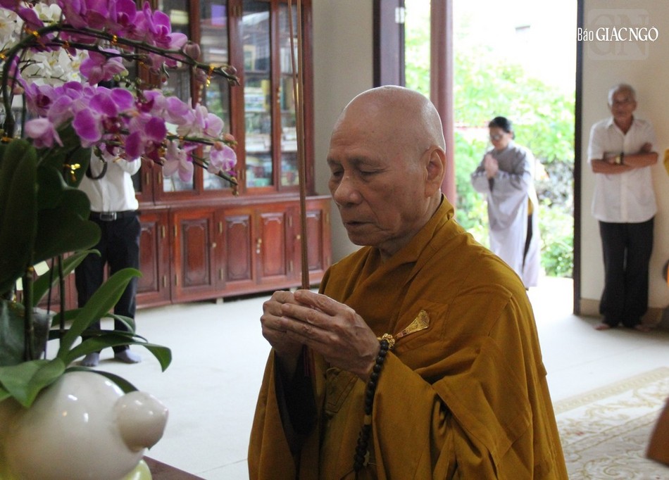 Trưởng lão Hòa thượng Thích Giác Quang dâng hương tưởng niệm Trưởng lão Hòa thượng Thích Giác Quang dâng hương tưởng niệm