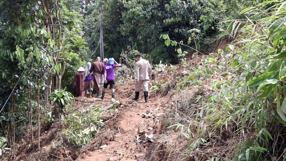 Đoàn đi bộ hơn 3 cây số đường mòn bùn lầy, trơn trượt để đến thăm, tặng quà các hộ gia đình trong vùng bị cô lập, thiệt hại nặng nề Đoàn đi bộ hơn 3 cây số đường mòn bùn lầy, trơn trượt để đến thăm, tặng quà các hộ gia đình trong vùng bị cô lập, thiệt hại nặng nề