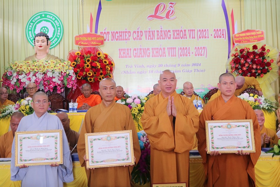 Thượng tọa Thích Phước Nguyên, Phó Tổng Thư ký, Chánh Văn phòng II T.Ư tặng Bằng tuyên dương công đức của TƯGH Thượng tọa Thích Phước Nguyên, Phó Tổng Thư ký, Chánh Văn phòng II T.Ư tặng Bằng tuyên dương công đức của TƯGH