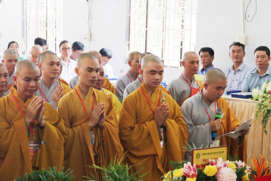 Đại diện Tăng Ni sinh dâng lời tác bạch Đại diện Tăng Ni sinh dâng lời tác bạch