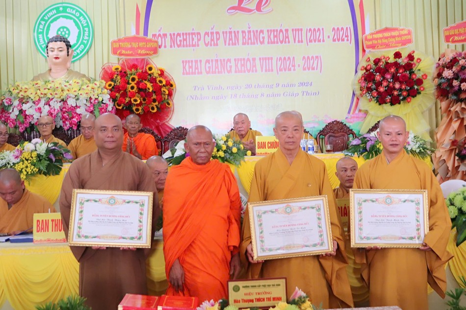 Hòa thượng Thạch Sok Xane trao Bằng tuyên dương công đức đến tập thể, các nhân Hòa thượng Thạch Sok Xane trao Bằng tuyên dương công đức đến tập thể, các nhân