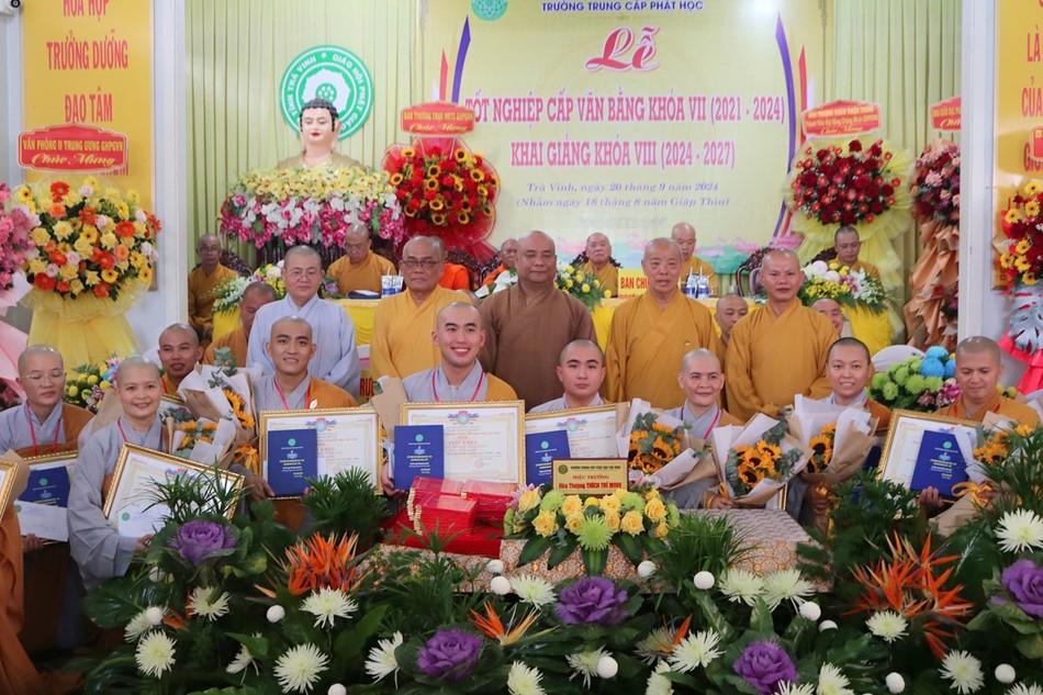 Ban Giám hiệu Trường Trung cấp Phật học tỉnh Trà Vinh khen thưởng Tăng Ni sinh đạt thành tích cao trong học tập Ban Giám hiệu Trường Trung cấp Phật học tỉnh Trà Vinh khen thưởng Tăng Ni sinh đạt thành tích cao trong học tập