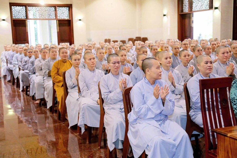 Ni sinh đang theo học tại Học viện tham dự Ni sinh đang theo học tại Học viện tham dự