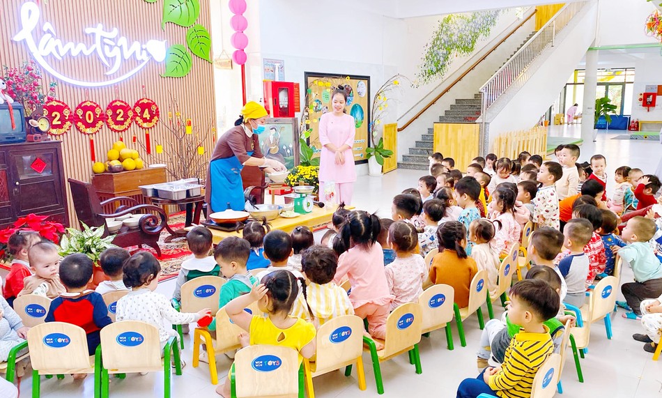 Hoạt động gói bánh Tết - Ảnh: LTN