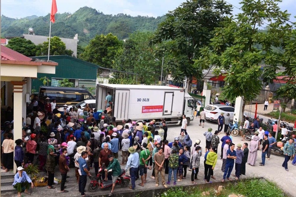 Điểm phát quà tại UBND xã Minh Xuân Điểm phát quà tại UBND xã Minh Xuân