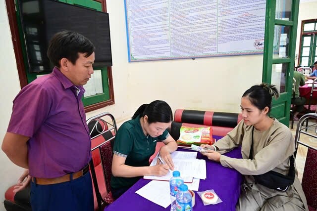 Phật tử Thùy Dương trao 20 triệu đồng làm sổ tiết kiệm cho bé Sùng A Nhà trước sự chứng kiến của cán bộ xã Phật tử Thùy Dương trao 20 triệu đồng làm sổ tiết kiệm cho bé Sùng A Nhà trước sự chứng kiến của cán bộ xã