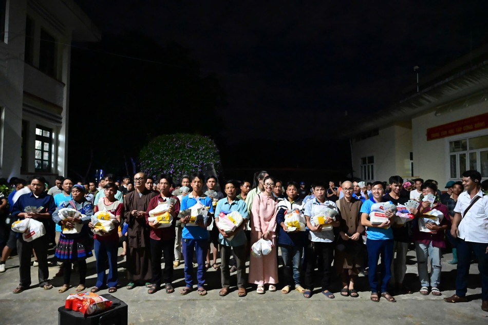 Đại diện chư tôn đức chùa Thanh Phong, Tây Sơn, Kiều Trung và các Phật tử, mạnh thường quân tặng quà đến bà con bị thiệt hại do lũ lụt, sạt lở đất tại Lào Cai Đại diện chư tôn đức chùa Thanh Phong, Tây Sơn, Kiều Trung và các Phật tử, mạnh thường quân tặng quà đến bà con bị thiệt hại do lũ lụt, sạt lở đất tại Lào Cai