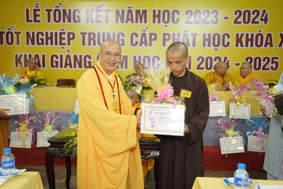 Tăng sinh nhận phần thưởng Tăng sinh nhận phần thưởng