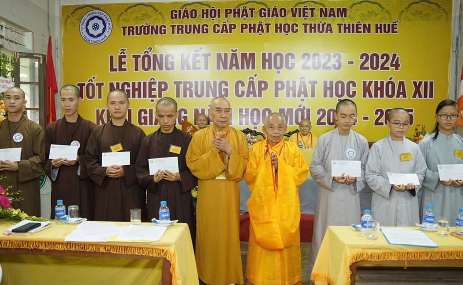 Nhị vị Trưởng lão Hòa thượng trao phần thưởng đến Tăng Ni có thành thích học tập loại Giỏi Nhị vị Trưởng lão Hòa thượng trao phần thưởng đến Tăng Ni có thành thích học tập loại Giỏi