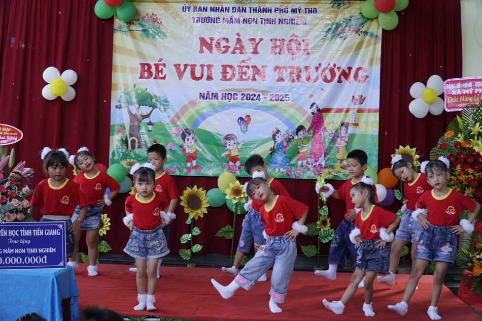 Các em tự tin biểu diễn văn nghệ chào mừng ngày tựu trường