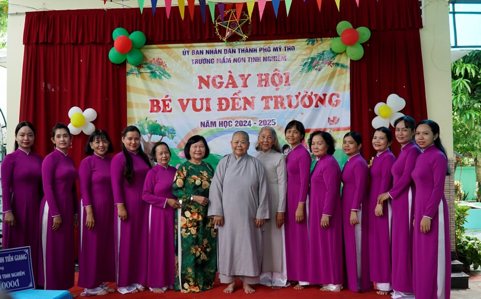 Ni trưởng Tịnh Nghiêm và tập thể giáo viên