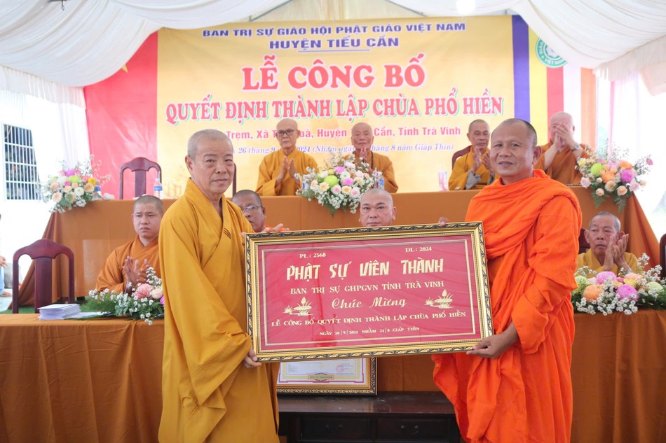 Hòa thượng Thích Trí Minh tặng khánh vàng chúc mừng Ban Trị sự Phật giáo H.Tiểu Cần