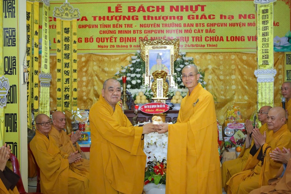 Thượng tọa Thích Minh Phong trao con dấu chùa Long Viên để Đại đức Thích Tánh Nhàn lưu giữ Thượng tọa Thích Minh Phong trao con dấu chùa Long Viên để Đại đức Thích Tánh Nhàn lưu giữ