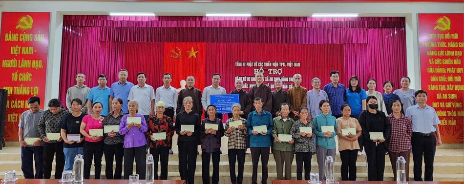 Trao quà đến các hộ dân tại xã An Sinh, H.Đông Triều, Quảng Ninh Trao quà đến các hộ dân tại xã An Sinh, H.Đông Triều, Quảng Ninh