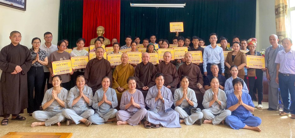 Trao tịnh tài hỗ trợ để bà con xây dựng lại nhà mới tại xã A Mú Sung, H.Bát Xát, tỉnh Lào Cai Trao tịnh tài hỗ trợ để bà con xây dựng lại nhà mới tại xã A Mú Sung, H.Bát Xát, tỉnh Lào Cai