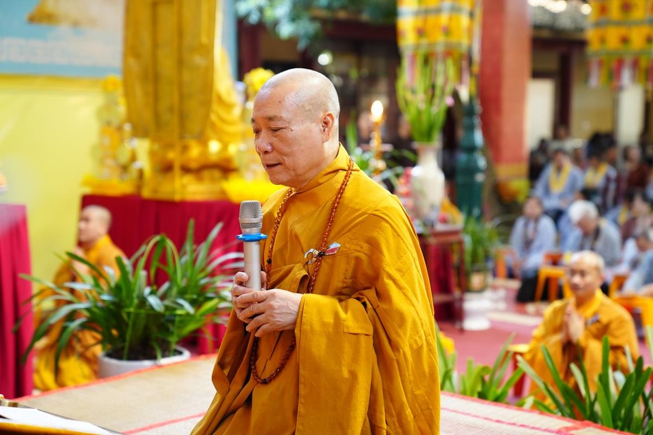 Hòa thượng Thích Bảo Nghiêm chủ trì khóa lễ tụng thời kinh Dược Sư đầu tiên