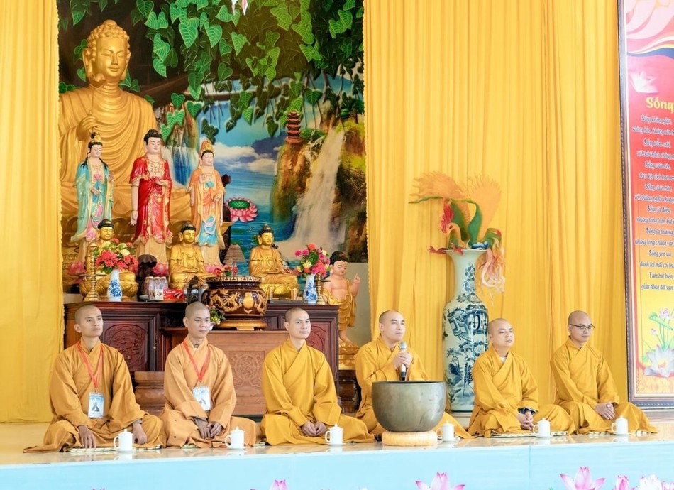 Chư tôn đức chứng minh lễ khai mạc khóa tu