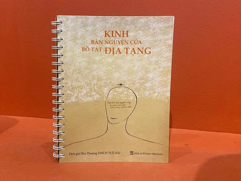 Quyển kinh Bản nguyện của Bồ-tát Địa Tạng do họa sĩ Lê Thiết Cương in mỹ thuật - Ảnh: T.Điểu Quyển kinh Bản nguyện của Bồ-tát Địa Tạng do họa sĩ Lê Thiết Cương in mỹ thuật - Ảnh: T.Điểu